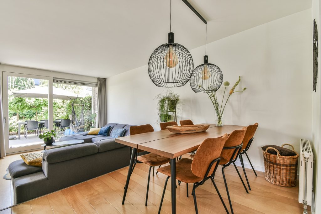 Soffa och matbord