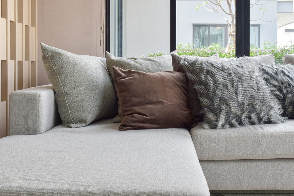 Kuddar till beige soffa
