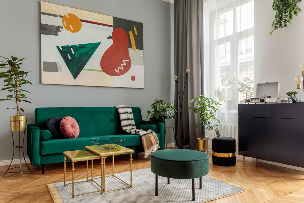 Grön soffa i vardagsrum