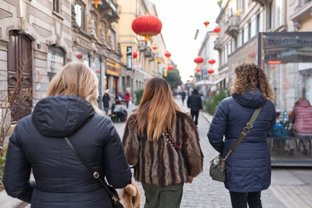 Vänner på shoppinggata