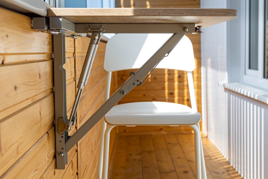 Fällbart bord fäst i vägg