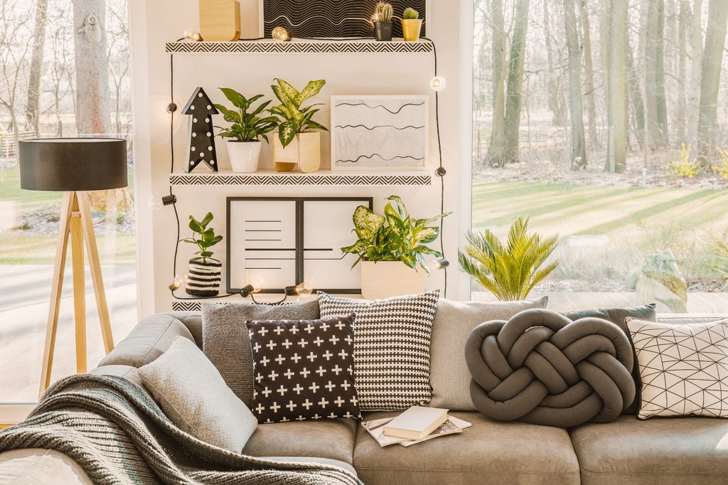 Anpassa valet av kuddar till beige soffa efter rummets stil