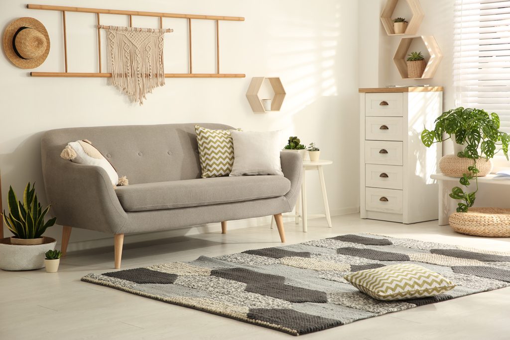 Matta till ljusgrå soffa