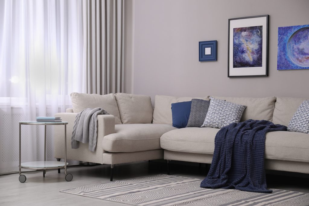 Pläd till beige soffa