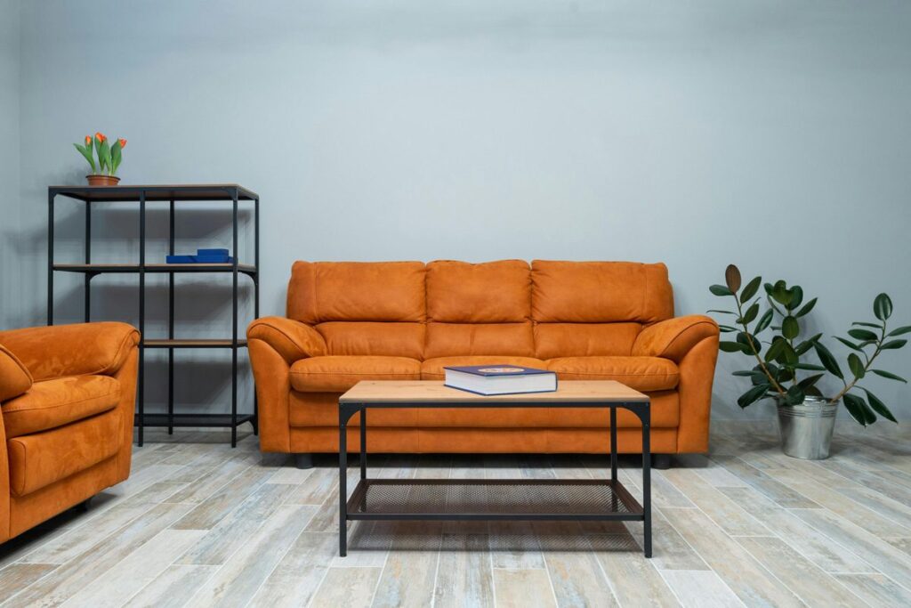 Väggfärg till orange soffa