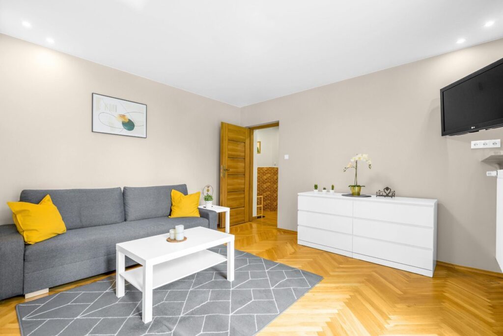 Väggfärg till mörkgrå soffa