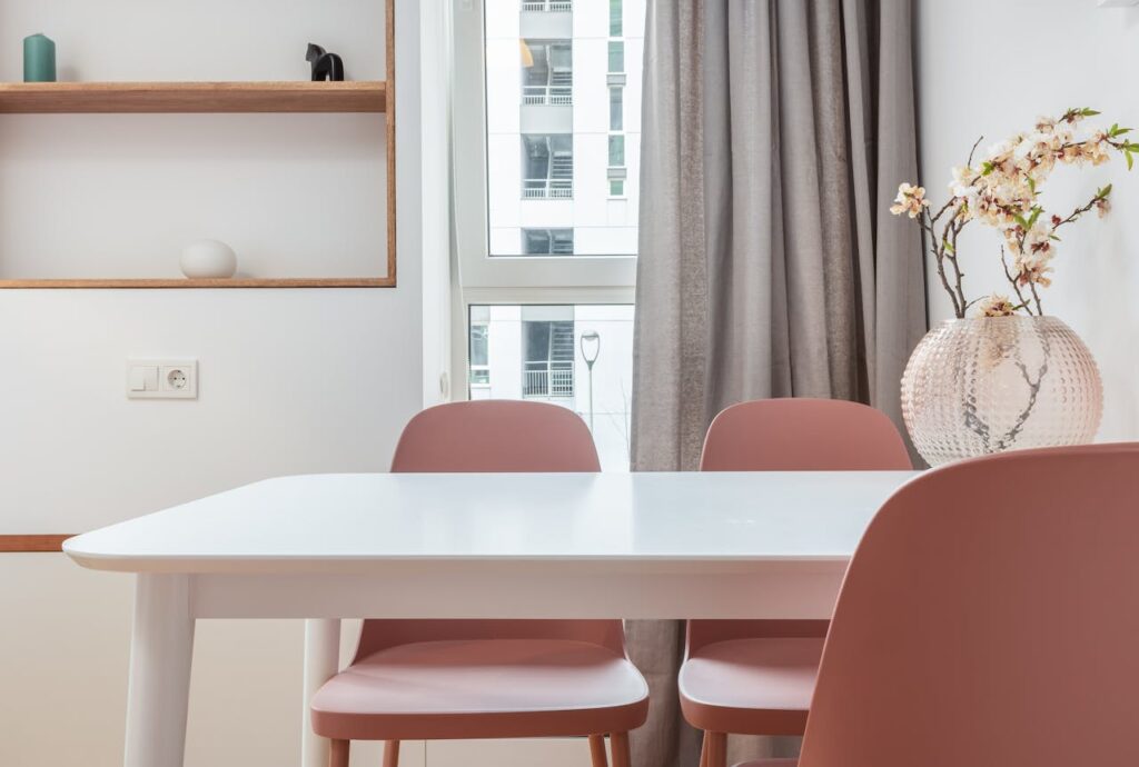 Barnsäkra hemmet med stabila och tåliga möbler
