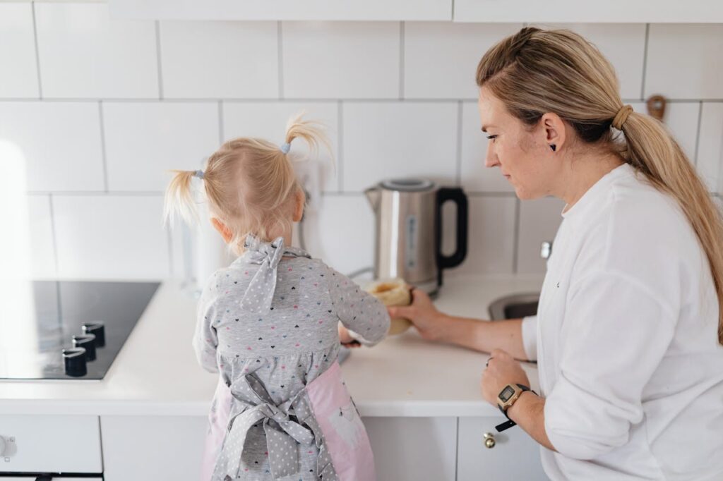 Mamma och dotter i köket