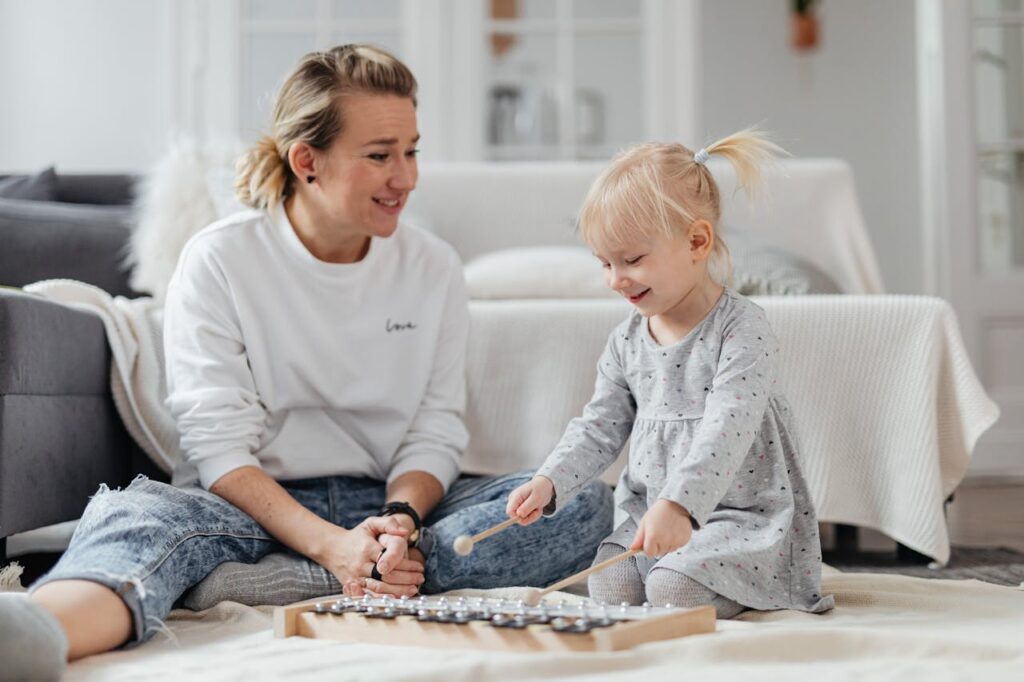 Mor och dotter leker i vardagsrum