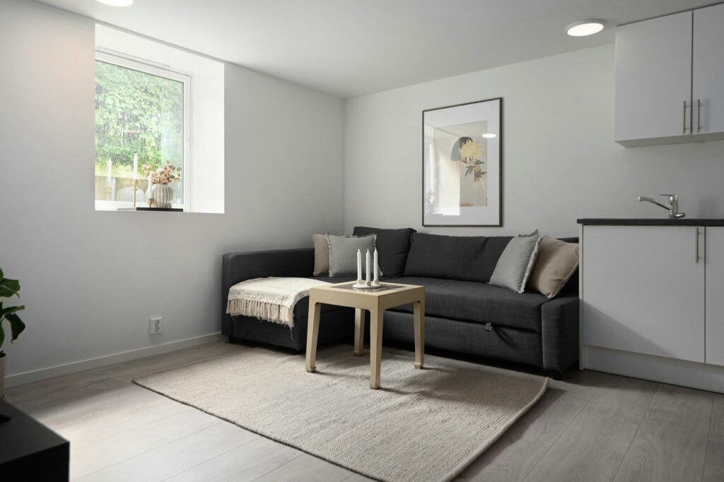 Mörkgrå soffa