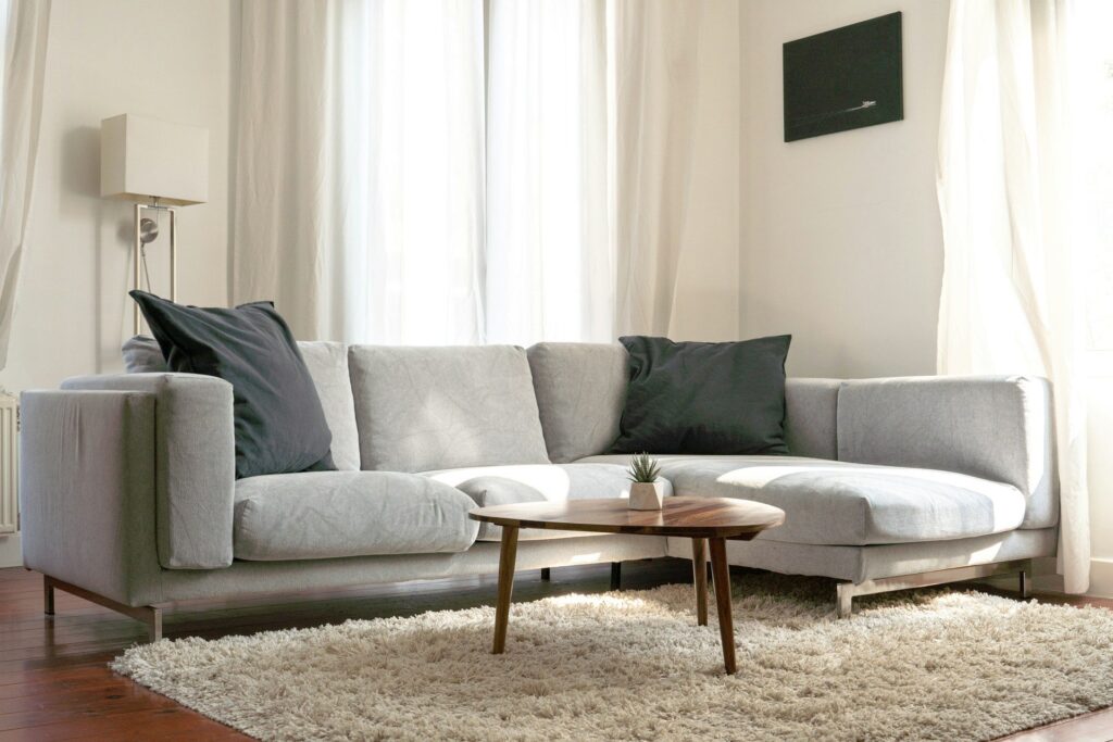 Ljusgrå soffa