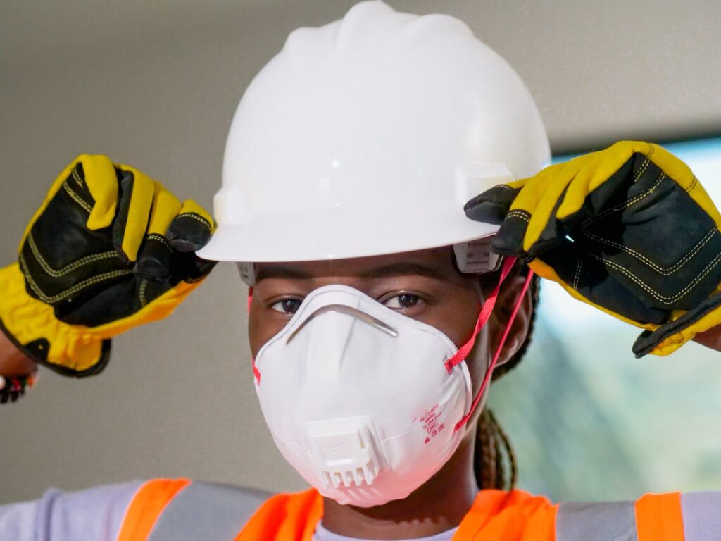 Man med ansiktsmask