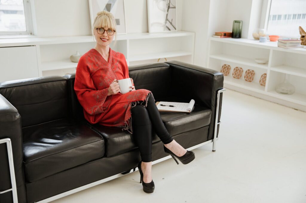 Kvinna i svart 3-sits soffa