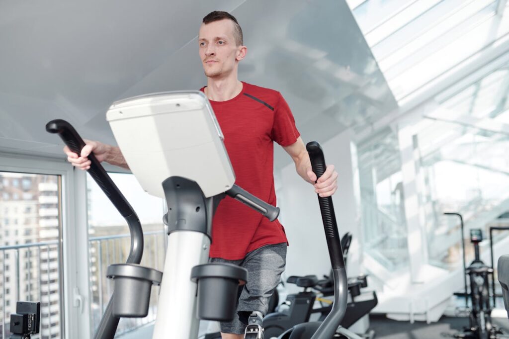 Man på crosstrainer