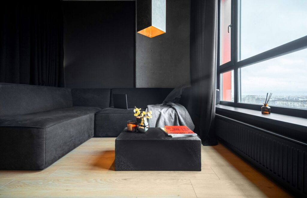 Soffbord till svart soffa