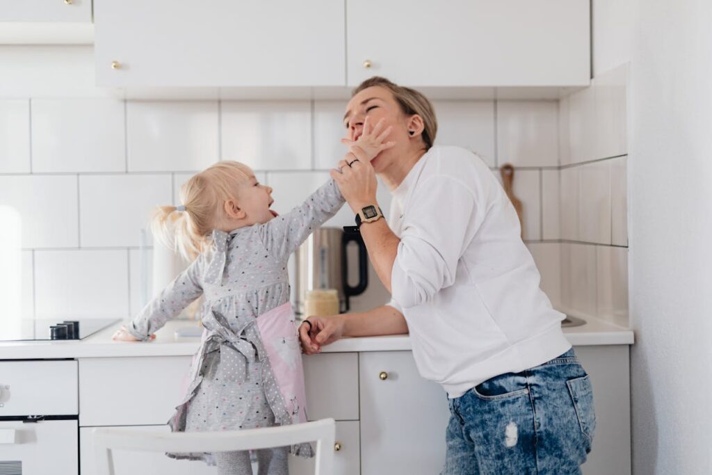 Mamma och dotter i kök