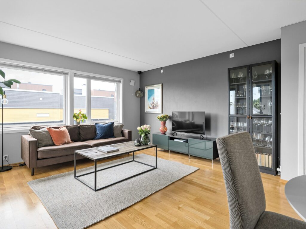 Svart vitrinskåp