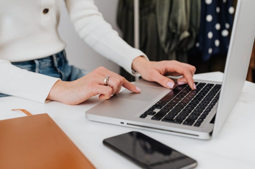 Laptop och smartphone